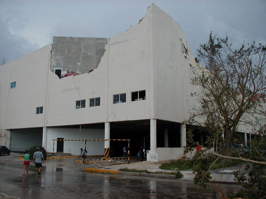 Plaza de las Américas después de Wilma
