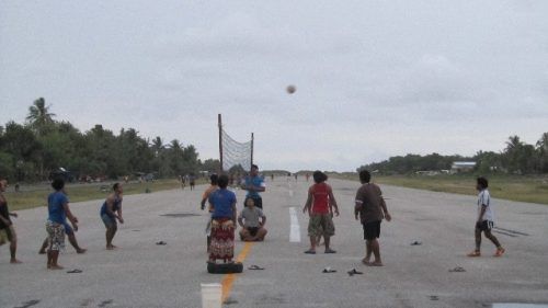 Niños jugando voleibol en el aeropuerto internacional de Funafuti